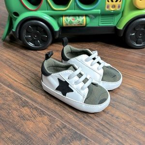 Baby star sneakers 9-12 months